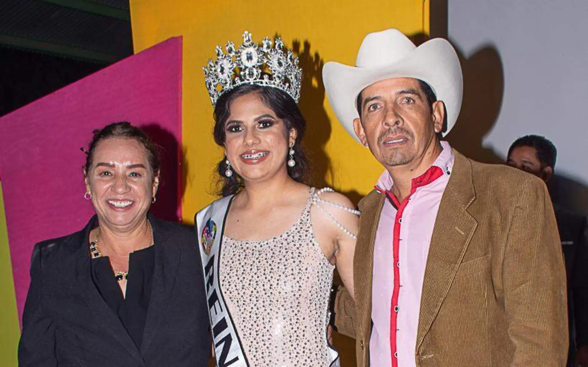 Coronan a Daniela como reina de la Feria Regional Agrícola y Ganadera de Rodeo